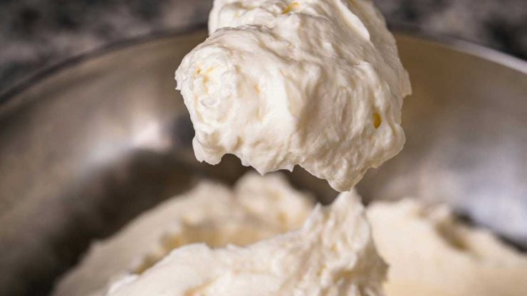 Iniziate mettendo sul fuoco una pentola con abbondante acqua salata per la pasta e portatela a bollore. Sgocciolate la ricotta dal proprio siero e versatela in un colino a maglie strette: setacciatela in un recipiente capiente. Iniziate mettendo sul fuoco una pentola con abbondante acqua salata per la pasta e portatela a bollore. Sgocciolate la ricotta dal proprio siero e versatela in un colino a maglie strette: setacciatela in un recipiente capiente.
