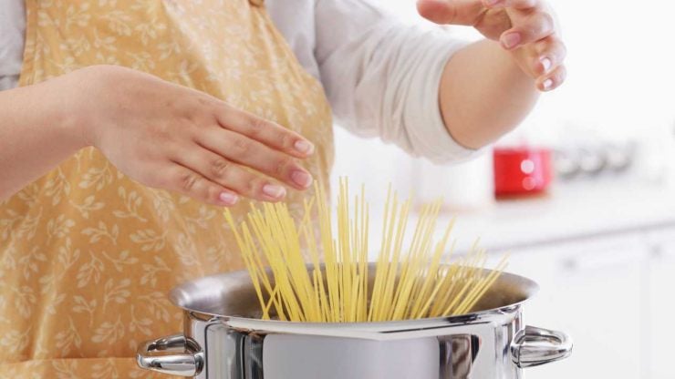Fatto ciò aggiungete un pizzico di sale ed il parmigiano reggiano grattugiato e lavorate la ricotta fino a renderla cremosa ed omogenea. Controllate la pentola e, appena giungerà a bollore, versate gli spaghetti: cuoceteli leggermente al dente e scolateli senza buttare l’acqua di cottura. Fatto ciò aggiungete un pizzico di sale ed il parmigiano reggiano grattugiato e lavorate la ricotta fino a renderla cremosa ed omogenea. Controllate la pentola e, appena giungerà a bollore, versate gli spaghetti: cuoceteli leggermente al dente e scolateli senza buttare l’acqua di cottura.