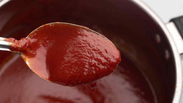 Controllate il sugo che dovrà essere ancora lento (nel caso aggiungete poca acqua), quindi regolate di sale e mescolate bene. Lasciate cuocere per qualche minuto, poi adagiate con delicatezza le polpette senza sovrapporle e coprite con il coperchio. Proseguite per 20 minuti circa, girando le polpette a metà cottura facendo attenzione a non romperle. Controllate il sugo che dovrà essere ancora lento (nel caso aggiungete poca acqua), quindi regolate di sale e mescolate bene. Lasciate cuocere per qualche minuto, poi adagiate con delicatezza le polpette senza sovrapporle e coprite con il coperchio. Proseguite per 20 minuti circa, girando le polpette a metà cottura facendo attenzione a non romperle.