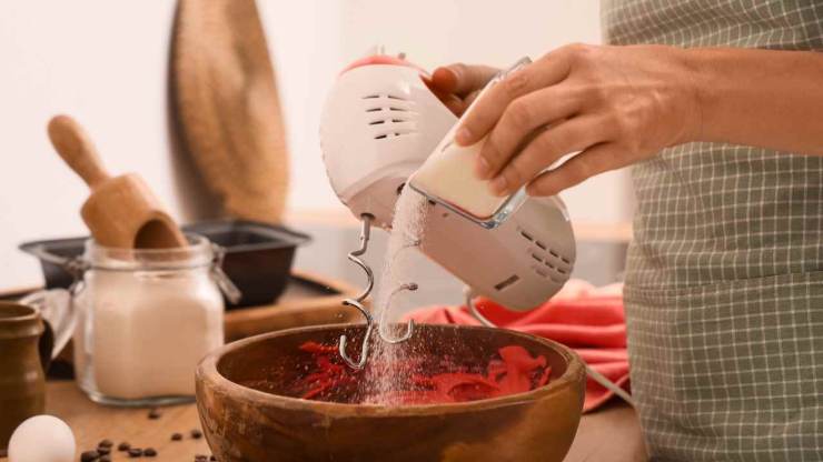 Mettete le uova in una ciotola capiente ed aggiungete lo zucchero semolato. Montate con le fruste elettriche fino ad ottenere un composto chiaro, spumoso e gonfio che sia raddoppiato di volume. Mettete le uova in una ciotola capiente ed aggiungete lo zucchero semolato. Montate con le fruste elettriche fino ad ottenere un composto chiaro, spumoso e gonfio che sia raddoppiato di volume.