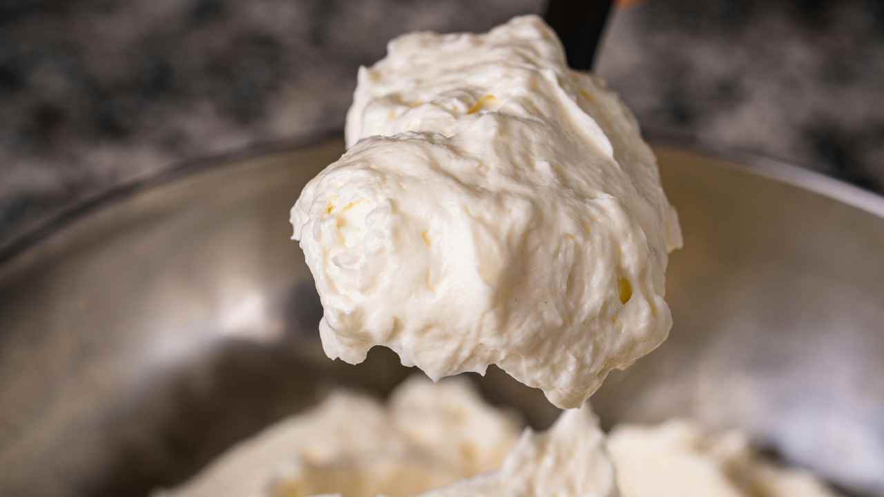 Lavorate la ricotta con una forchetta fino a renderla cremosa, poi trasferitela nella ciotola con le uova montate ed incorporatela delicatamente facendo attenzione a non smontare il composto. Unite la farina di mandorle, i semi della bacca di vaniglia e la buccia grattugiata del limone. Mescolate con una spatola, compiendo movimenti lenti dal basso verso l’alto. Lavorate la ricotta con una forchetta fino a renderla cremosa, poi trasferitela nella ciotola con le uova montate ed incorporatela delicatamente facendo attenzione a non smontare il composto. Unite la farina di mandorle, i semi della bacca di vaniglia e la buccia grattugiata del limone. Mescolate con una spatola, compiendo movimenti lenti dal basso verso l’alto.
