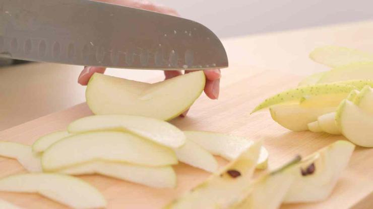 Iniziate lavando bene le mele, quindi asciugatele e tagliatele a fettine non troppo sottili. Trasferitele in un recipiente, cospargetele con un cucchiaio abbondante di zucchero di canna, un cucchiaino di cannella e mescolate bene in modo che siano ricoperte. Iniziate lavando bene le mele, quindi asciugatele e tagliatele a fettine non troppo sottili. Trasferitele in un recipiente, cospargetele con un cucchiaio abbondante di zucchero di canna, un cucchiaino di cannella e mescolate bene in modo che siano ricoperte.