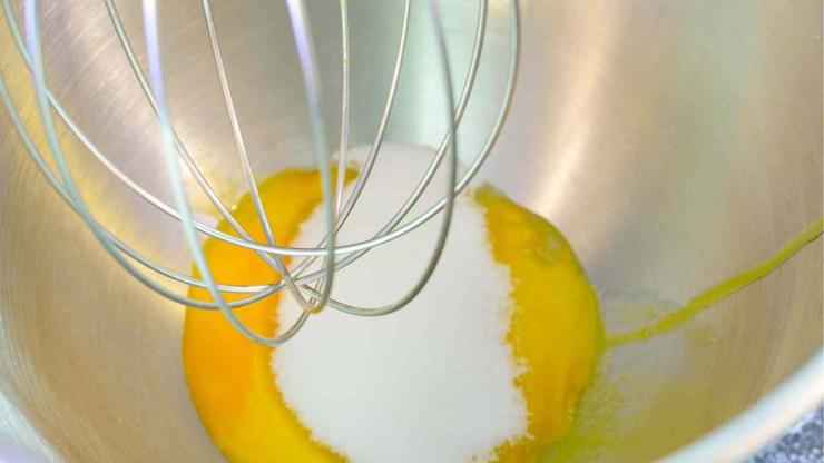 Prendete ora una ciotola capiente, rompete le uova e montatele con lo zucchero fino ad ottenere un composto molto gonfio e spumoso. Unite anche l’olio di semi a filo sempre continuando a mescolare, quindi aggiungete un cucchiaino raso di cannella e l’estratto di vaniglia. Prendete ora una ciotola capiente, rompete le uova e montatele con lo zucchero fino ad ottenere un composto molto gonfio e spumoso. Unite anche l’olio di semi a filo sempre continuando a mescolare, quindi aggiungete un cucchiaino raso di cannella e l’estratto di vaniglia.