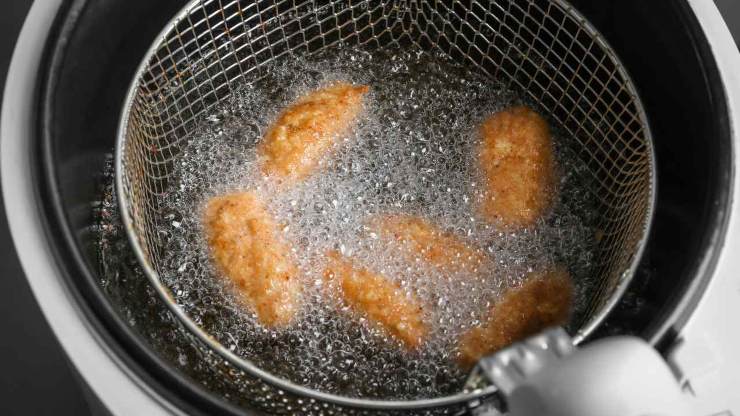 Scaldate abbondante olio di semi in una casseruola capiente e con i bordi alti e portatelo a temperatura. Immergete poche crocchette alla volta e friggetele fino a che saranno dorate su tutti i lati, quindi sollevatele con una schiumarola e fate asciugare l’unto in eccesso su carta assorbente. Gustatele subito calde e croccantissime!