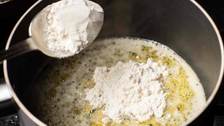 Iniziate versando il latte in un pentolino, aggiungete un pizzico di sale ed una grattugiata di noce moscata. Accendete a fuoco medio e scaldate, senza farlo bollire: deve solo diventare ben caldo.