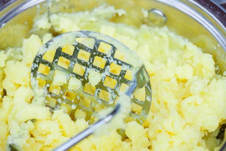 Iniziate lavando le patate e lessandole in abbondante acqua fino a che saranno morbide, ma senza sfaldarsi. Fatto ciò scolatele, lasciatele intiepidire e schiacciatele riducendole in purea. Trasferitele in un recipiente e fatele raffreddare completamente.Trascorso il tempo necessario, aggiungete l’uovo, il burro, il sale, il parmigiano reggiano grattugiato e la fecola di patate: lavorate gli ingredienti in modo da ottenere un composto omogeneo. Iniziate lavando le patate e lessandole in abbondante acqua fino a che saranno morbide, ma senza sfaldarsi. Fatto ciò scolatele, lasciatele intiepidire e schiacciatele riducendole in purea. Trasferitele in un recipiente e fatele raffreddare completamente.Trascorso il tempo necessario, aggiungete l’uovo, il burro, il sale, il parmigiano reggiano grattugiato e la fecola di patate: lavorate gli ingredienti in modo da ottenere un composto omogeneo.