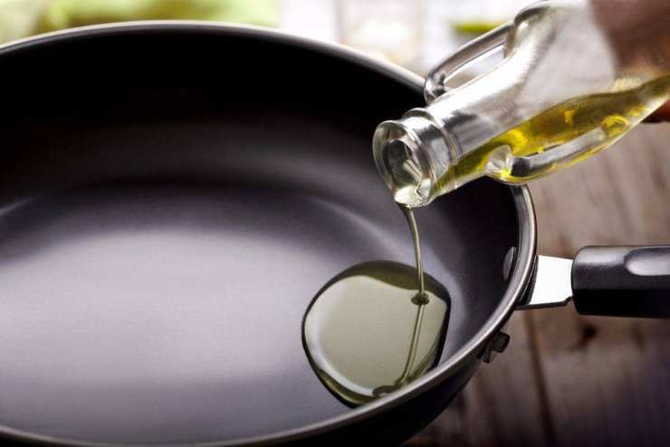 Ora tritate finemente poco rosmarino ed incorporatelo al resto degli ingredienti. Prendete una padella, ungetela con olio extra vergine d’oliva e versate l’impasto: compattatelo al suo interno livellandolo e mantenendolo tutto sullo stesso livello.Bucherellate la superficie con i rebbi di una forchetta e spennellate con olio evo: mettete il coperchio, accendete a fuoco dolce e cuocete per circa un quarto d’ora. Ora tritate finemente poco rosmarino ed incorporatelo al resto degli ingredienti. Prendete una padella, ungetela con olio extra vergine d’oliva e versate l’impasto: compattatelo al suo interno livellandolo e mantenendolo tutto sullo stesso livello.Bucherellate la superficie con i rebbi di una forchetta e spennellate con olio evo: mettete il coperchio, accendete a fuoco dolce e cuocete per circa un quarto d’ora.