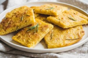 Focaccia croccante velocissima senza farina lievitazione impasto e forno ricette.com Focaccia croccante velocissima senza farina lievitazione impasto e forno ricette.com