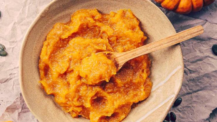 Prendete la zucca, tagliatela a spicchi e avvolgete ogni spicchio in un foglio di alluminio: disponeteli su una teglia e cuoceteli nel forno preriscaldato a 200 gradi per circa 20 minuti circa o fino a che la polpa, infilzata con una forchetta, risulterà molto morbida. In alternativa potete anche tagliarla a pezzetti e lessarla, scolandola molto bene. Prendete la zucca, tagliatela a spicchi e avvolgete ogni spicchio in un foglio di alluminio: disponeteli su una teglia e cuoceteli nel forno preriscaldato a 200 gradi per circa 20 minuti circa o fino a che la polpa, infilzata con una forchetta, risulterà molto morbida. In alternativa potete anche tagliarla a pezzetti e lessarla, scolandola molto bene.