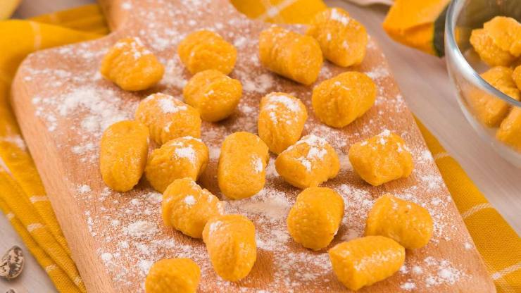 Fatto ciò aprite i fogli di alluminio e lasciate intiepidire leggermente la zucca cotta, quindi passatela in uno schiacciapatate riducendola in purea. Lasciate raffreddare completamente, quindi versatela in un recipiente ed aggiungete un pizzico di sale, noce moscata e poco alla volta la farina. Quando l’impasto avrà raggiunto una certa consistenza, trasferitelo sul piano di lavoro leggermente infarinato. Fatto ciò aprite i fogli di alluminio e lasciate intiepidire leggermente la zucca cotta, quindi passatela in uno schiacciapatate riducendola in purea. Lasciate raffreddare completamente, quindi versatela in un recipiente ed aggiungete un pizzico di sale, noce moscata e poco alla volta la farina. Quando l’impasto avrà raggiunto una certa consistenza, trasferitelo sul piano di lavoro leggermente infarinato.