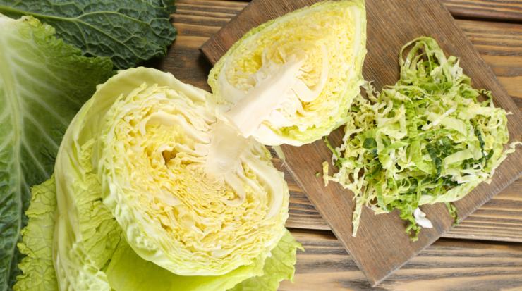 Iniziate cuocendo al vapore o lessando le foglie di verza insieme alle patate, finché entrambe risulteranno morbide. Sarebbe utile prepararle in anticipo e conservarle in frigo: l’importante è che, al momento di usarle, siano fredde e perfettamente asciutte.Fatto ciò tagliate la scamorza a pezzetti e mettetela da parte, quindi riducete le patate in purea con uno schiacciapatate e versate la verza in un mixer azionando a più riprese. Iniziate cuocendo al vapore o lessando le foglie di verza insieme alle patate, finché entrambe risulteranno morbide. Sarebbe utile prepararle in anticipo e conservarle in frigo: l’importante è che, al momento di usarle, siano fredde e perfettamente asciutte.Fatto ciò tagliate la scamorza a pezzetti e mettetela da parte, quindi riducete le patate in purea con uno schiacciapatate e versate la verza in un mixer azionando a più riprese.