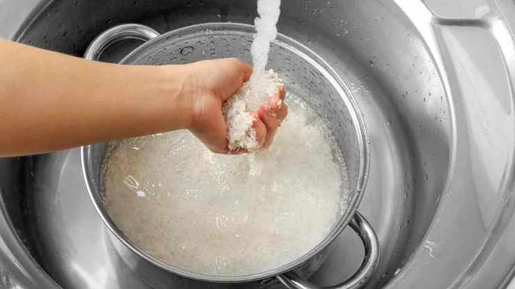 Pelate le patate e tagliatele a fette sottili, di pochissimi millimetri: tenetele in una ciotola con acqua fredda per evitare che anneriscano. Intanto sciacquate il riso in una ciotola con acqua, mescolando con le mani per eliminare l’amido in eccesso e scolatelo dopo circa 20 minuti di ammollo. Fatto ciò tritate l’aglio ed il prezzemolo, tagliate i pomodorini a metà ed affettate le cipolle a rondelle sottili. Pelate le patate e tagliatele a fette sottili, di pochissimi millimetri: tenetele in una ciotola con acqua fredda per evitare che anneriscano. Intanto sciacquate il riso in una ciotola con acqua, mescolando con le mani per eliminare l’amido in eccesso e scolatelo dopo circa 20 minuti di ammollo. Fatto ciò tritate l’aglio ed il prezzemolo, tagliate i pomodorini a metà ed affettate le cipolle a rondelle sottili.