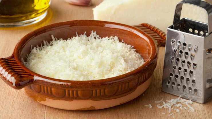 Disponete le cozze con la valva verso il basso ed il frutto rivolto verso l’alto, poi sopra ogni cozza aggiungete un po’ di aglio, prezzemolo e pepe. Ricoprite con uno strato sottile di riso facendo attenzione a non abbondare perchè in cottura si gonfia. Condite con pomodorini, cipolla a rondelle, pecorino grattugiato ed un filo d’olio extra vergine d’oliva. Ricoprite tutto con un nuovo strato di patate a fettine. Disponete le cozze con la valva verso il basso ed il frutto rivolto verso l’alto, poi sopra ogni cozza aggiungete un po’ di aglio, prezzemolo e pepe. Ricoprite con uno strato sottile di riso facendo attenzione a non abbondare perchè in cottura si gonfia. Condite con pomodorini, cipolla a rondelle, pecorino grattugiato ed un filo d’olio extra vergine d’oliva. Ricoprite tutto con un nuovo strato di patate a fettine.