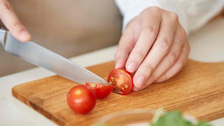 Aggiungete sopra pomodorini, cipolla, prezzemolo, una spolverata di pecorino, quindi versate lateralmente nella teglia l’acqua delle cozze filtrata. Fatto ciòversate anche l’acqua salata preparata nella brocca, sempre lateralmente, fino a raggiungere il livello dello strato superiore di patate. La superficie invece deve rimanere asciutta. Aggiungete sopra pomodorini, cipolla, prezzemolo, una spolverata di pecorino, quindi versate lateralmente nella teglia l’acqua delle cozze filtrata. Fatto ciòversate anche l’acqua salata preparata nella brocca, sempre lateralmente, fino a raggiungere il livello dello strato superiore di patate. La superficie invece deve rimanere asciutta.