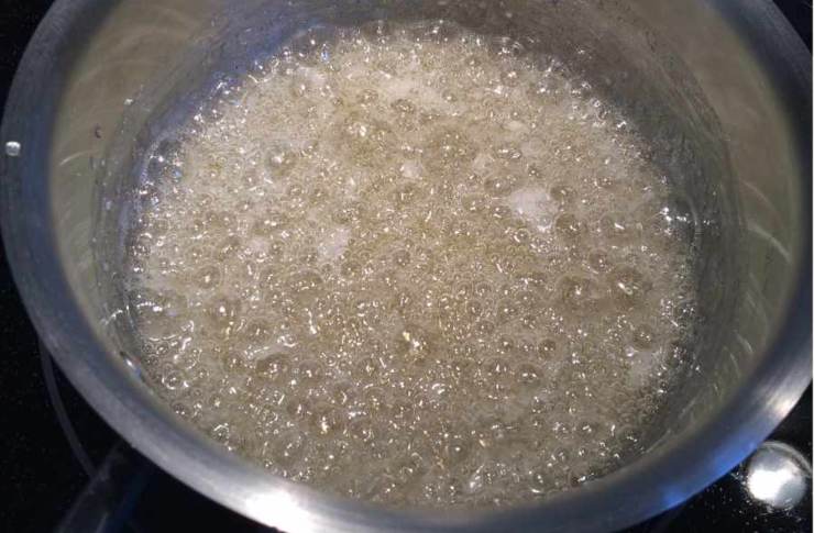 Mettete acqua e zucchero in un pentolino, portate lentamente a 140 gradi formando uno sciroppo fluido e trasparente, quindi versatelo a filo nel miele e lavorate velocemente per uniformare.Fatto ciò versate tutto sempre a filo negli albumi montati proseguendo a lavorare con una spatola fino ad ottenere una massa soda, gonfia e lucida. Compiete movimenti dal basso verso l’alto per non smontare il composto. Mettete acqua e zucchero in un pentolino, portate lentamente a 140 gradi formando uno sciroppo fluido e trasparente, quindi versatelo a filo nel miele e lavorate velocemente per uniformare.Fatto ciò versate tutto sempre a filo negli albumi montati proseguendo a lavorare con una spatola fino ad ottenere una massa soda, gonfia e lucida. Compiete movimenti dal basso verso l’alto per non smontare il composto.