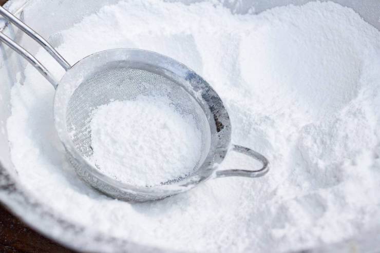 Ottenuta la consistenza desiderata, trasferitelo in un contenitore spolverizzato con zucchero a velo e fate intiepidire a temperatura ambiente, quindi sformatelo e tagliatelo. Ultimate il raffreddamento fino a che risulterà duro e friabile come quello comprato in pasticceria: gustatelo o regalatelo a chi volete! Ottenuta la consistenza desiderata, trasferitelo in un contenitore spolverizzato con zucchero a velo e fate intiepidire a temperatura ambiente, quindi sformatelo e tagliatelo. Ultimate il raffreddamento fino a che risulterà duro e friabile come quello comprato in pasticceria: gustatelo o regalatelo a chi volete!