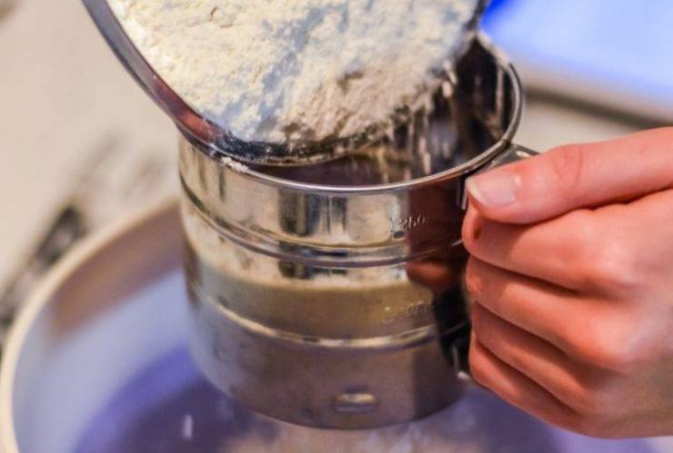 Fatto ciò incorporate l’olio di semi versandolo a filo e continuando a mescolare fino a che sarà completamente assorbito. Setacciate a parte la farina insieme al lievito per dolci ed uniteli poco alla volta al resto degli ingredienti usando una spatola e mescolando solo il necessario per evitare grumi e non smontare il composto. Fatto ciò incorporate l’olio di semi versandolo a filo e continuando a mescolare fino a che sarà completamente assorbito. Setacciate a parte la farina insieme al lievito per dolci ed uniteli poco alla volta al resto degli ingredienti usando una spatola e mescolando solo il necessario per evitare grumi e non smontare il composto.