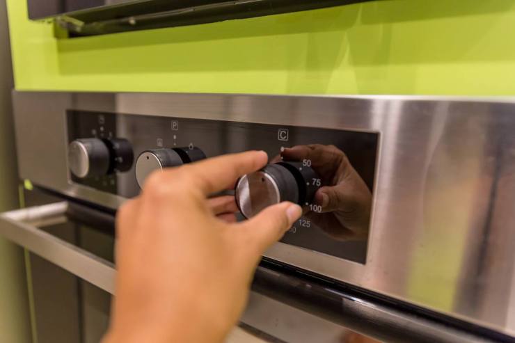 Ungete uno stampo da plumcake o rivestitelo con carta forno leggermente bagnata e strizzata, quindi versate l’impasto e livellatelo delicatamente.Cuocete in forno statico preriscaldato a 180 gradi per circa 50 minuti: controllate la cottura con la prova stecchino che dovrà uscire asciutto. Lasciate raffreddare completamente il banana bread nello stampo prima di sformarlo e tagliarlo a fette, quindi gustatelo in tutta la sua bontà! Ungete uno stampo da plumcake o rivestitelo con carta forno leggermente bagnata e strizzata, quindi versate l’impasto e livellatelo delicatamente.Cuocete in forno statico preriscaldato a 180 gradi per circa 50 minuti: controllate la cottura con la prova stecchino che dovrà uscire asciutto. Lasciate raffreddare completamente il banana bread nello stampo prima di sformarlo e tagliarlo a fette, quindi gustatelo in tutta la sua bontà!
