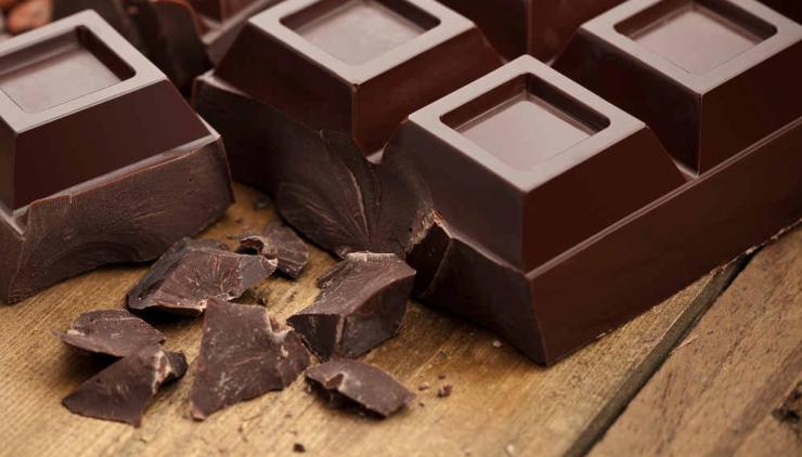 Formate delle palline e posizionatele su una leccarda foderata di carta da forno distanziandole tra loro perchè in cottura si allargheranno. Fatto ciò guarnite con altra cioccolata sminuzzata e trasferite in forno ventilato: cuocete a 180 gradi per circa 20 minuti o fino a quando saranno dorati. Trasferiteli su una gratella e fateli raffreddare completamente, quindi gustateli! Formate delle palline e posizionatele su una leccarda foderata di carta da forno distanziandole tra loro perchè in cottura si allargheranno. Fatto ciò guarnite con altra cioccolata sminuzzata e trasferite in forno ventilato: cuocete a 180 gradi per circa 20 minuti o fino a quando saranno dorati. Trasferiteli su una gratella e fateli raffreddare completamente, quindi gustateli!