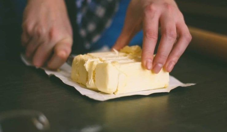 Iniziate tagliando il burro morbido a pezzetti, quindi versatelo in un recipiente e lavoratelo con le fruste fino a renderlo cremoso. Fatto ciò unite lo zucchero bianco e quello di canna e proseguite montando con le fruste in modo da avere un composto uniforme. Fatto ciò aggiungete anche le uova una alla volta ed amalgamate. Iniziate tagliando il burro morbido a pezzetti, quindi versatelo in un recipiente e lavoratelo con le fruste fino a renderlo cremoso. Fatto ciò unite lo zucchero bianco e quello di canna e proseguite montando con le fruste in modo da avere un composto uniforme. Fatto ciò aggiungete anche le uova una alla volta ed amalgamate.