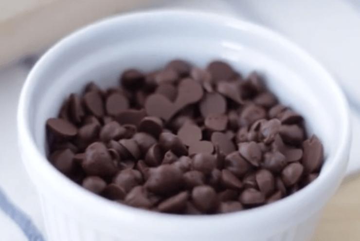 Cuocete in forno preriscaldato a 180 gradi per circa 20 minuti oppure in friggitrice ad aria a 170 gradi per 15/18 minuti, controllando la consistenza. L’interno deve rimanere morbido e leggermente umido, fuori si deve formare invece una leggera crosticina, quindi regolatevi secondo la potenza del ostro elettrodomestico e nel caso riducete o aumentate i tempi di cottura. Lasciate raffreddare completamente, quindi tagliate a quadrotti e gustate. Cuocete in forno preriscaldato a 180 gradi per circa 20 minuti oppure in friggitrice ad aria a 170 gradi per 15/18 minuti, controllando la consistenza. L’interno deve rimanere morbido e leggermente umido, fuori si deve formare invece una leggera crosticina, quindi regolatevi secondo la potenza del ostro elettrodomestico e nel caso riducete o aumentate i tempi di cottura. Lasciate raffreddare completamente, quindi tagliate a quadrotti e gustate.