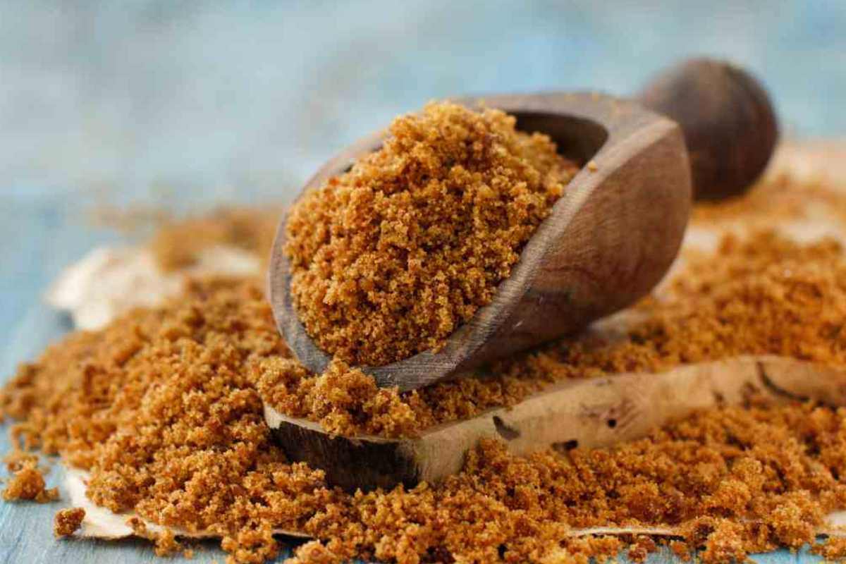 Versate lo zucchero semolato, lo zucchero di canna, l’estratto di vaniglia e l’olio di semi in un recipiente capiente e mescolate con le fruste. Procedete aggiungendo le uova una alla volta, sempre mescolando fino a che il composto diventa gonfio ed omogeneo. Versate lo zucchero semolato, lo zucchero di canna, l’estratto di vaniglia e l’olio di semi in un recipiente capiente e mescolate con le fruste. Procedete aggiungendo le uova una alla volta, sempre mescolando fino a che il composto diventa gonfio ed omogeneo.