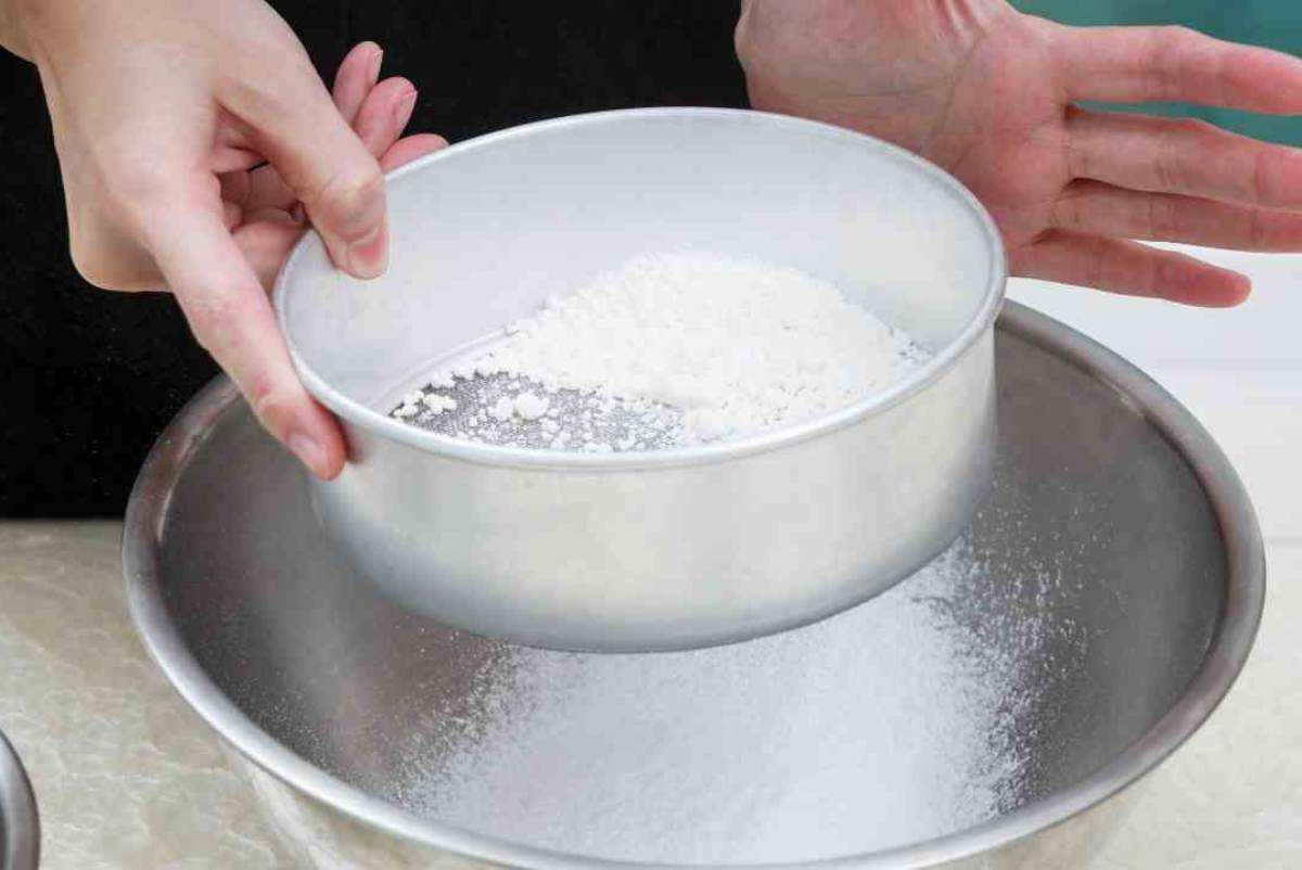 A parte setacciate insieme la farina ed il lievito, aggiungete le nocciole tritate finemente ed iniziate ad incorporare gli ingredienti secchi alle uova montate. Procedete poco alla volta mescolando a bassa velocità fino ad ottenere una massa lucida. Tornate a velocità media, aggiungete il sale, mezzo cucchiaino di cannella ed un pizzico di noce moscata. A parte setacciate insieme la farina ed il lievito, aggiungete le nocciole tritate finemente ed iniziate ad incorporare gli ingredienti secchi alle uova montate. Procedete poco alla volta mescolando a bassa velocità fino ad ottenere una massa lucida. Tornate a velocità media, aggiungete il sale, mezzo cucchiaino di cannella ed un pizzico di noce moscata.
