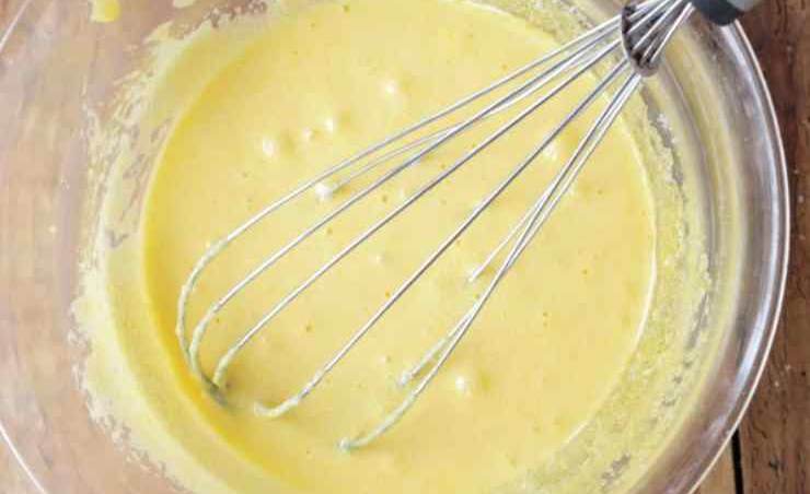 Iniziate montando le uova con lo zucchero fino a raddoppiare il volume, quindi aggiungete l’olio di semi a filo alternandolo allo yogurt che dovrà essere a temperatura ambiente. Non smettete di mescolare con le fruste fino ad ottenere un composto uniforme.