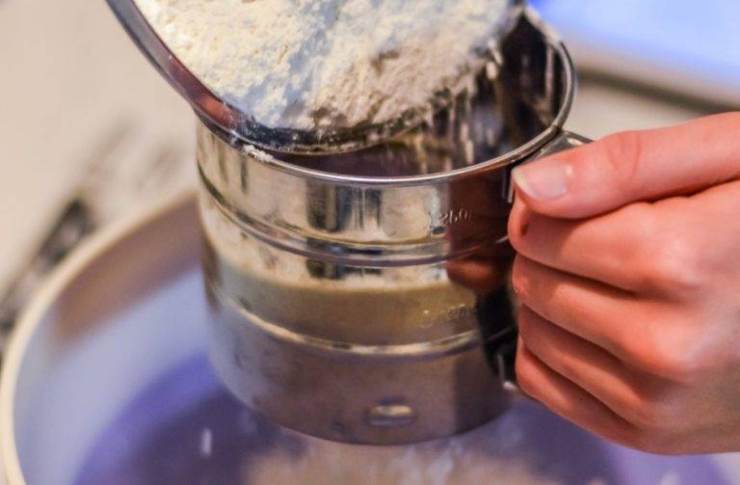 Setacciate a parte la farina insieme al lievito ed alla vanillina, quindi incorporate gli ingredienti secchi a quelli liquidi poco alla volta e proseguendo ad amalgamare per evitare la formazione di grumi. Una volta ottenuto un impasto liscio ed omogeneo, dividetelo in due recipienti.