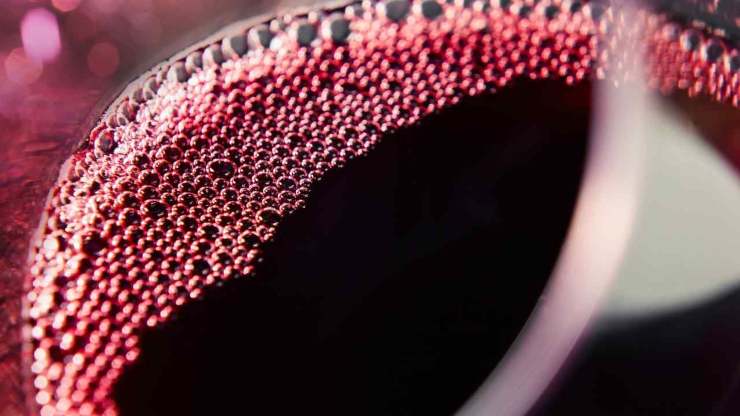 Preriscaldate il forno a 180 gradi in modalità statica e preparate una teglia rivestita con carta forno. Versate in una ciotola capiente il vino rosso, l’olio di semi e lo zucchero: mescolate con una frusta fino a sciogliere lo zucchero e creare una base uniforme.Fatto ciò aggiungete mezza bustina di lievito per dolci ed incorporatelo sempre mescolando con la frusta, poi iniziate ad unire la farina (circa 400-500 grammi) poco alla volta. Preriscaldate il forno a 180 gradi in modalità statica e preparate una teglia rivestita con carta forno. Versate in una ciotola capiente il vino rosso, l’olio di semi e lo zucchero: mescolate con una frusta fino a sciogliere lo zucchero e creare una base uniforme.Fatto ciò aggiungete mezza bustina di lievito per dolci ed incorporatelo sempre mescolando con la frusta, poi iniziate ad unire la farina (circa 400-500 grammi) poco alla volta.