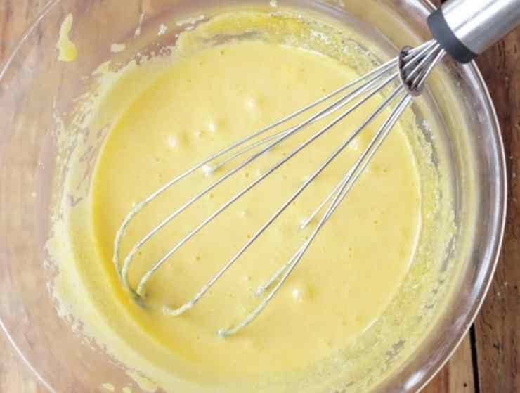 Iniziare rompendo le uova in una ciotola e montandole a lungo con lo zucchero fino ad ottenere un composto raddoppiato di volume, bianco e spumoso. Aggiungete quindi l’olio di semi a filo e successivamente lo yogurt a temperatura ambiente, sempre mescolando. Iniziare rompendo le uova in una ciotola e montandole a lungo con lo zucchero fino ad ottenere un composto raddoppiato di volume, bianco e spumoso. Aggiungete quindi l’olio di semi a filo e successivamente lo yogurt a temperatura ambiente, sempre mescolando.