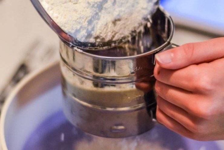Setacciate a parte la farina, la fecola di patate, la vanillina ed iniziate ad incorporarli poco alla volta negli ingredienti liquidi. Non smettete mai di amalgamare con le fruste, in modo da evitare la formazione di grumi. In ultimo aggiungete le gocce di cioccolato fondente, questa volta mescolando con una spatola. Setacciate a parte la farina, la fecola di patate, la vanillina ed iniziate ad incorporarli poco alla volta negli ingredienti liquidi. Non smettete mai di amalgamare con le fruste, in modo da evitare la formazione di grumi. In ultimo aggiungete le gocce di cioccolato fondente, questa volta mescolando con una spatola.