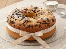 ciambellone alto e soffice allo yogurt con gocce di cioccolato ricette.com