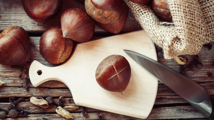 Iniziate controllando le castagne per verificare se ce ne sono alcune bucate o rovinate, nel qual caso andranno eliminate. Fatto ciò prendete ciascuna castagna ed incidetela con un coltellino a lama liscia: potete praticare un taglio orizzontale o a croce, facendo attenzione a non arrivare troppo in profondità. Iniziate controllando le castagne per verificare se ce ne sono alcune bucate o rovinate, nel qual caso andranno eliminate. Fatto ciò prendete ciascuna castagna ed incidetela con un coltellino a lama liscia: potete praticare un taglio orizzontale o a croce, facendo attenzione a non arrivare troppo in profondità.