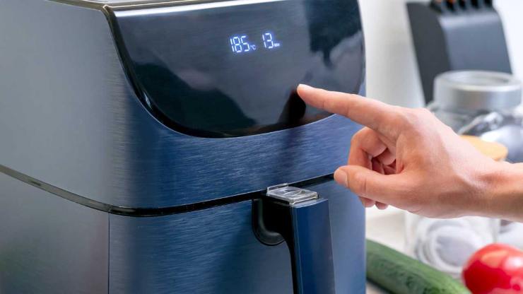 Se le castagne non sono freschissime, immergetele in acqua fredda per alcuni minuti o fino ad un’ora, poi scolatele ed asciugatele bene: questo passaggio aiuta ad ammorbidirle e facilita la sbucciatura. Preriscaldate la friggitrice ad aria a circa 200 gradi, quindi sistemate le castagne nel cestello in un unico strato senza sovrapporle, per garantire una cottura uniforme. Se le castagne non sono freschissime, immergetele in acqua fredda per alcuni minuti o fino ad un’ora, poi scolatele ed asciugatele bene: questo passaggio aiuta ad ammorbidirle e facilita la sbucciatura. Preriscaldate la friggitrice ad aria a circa 200 gradi, quindi sistemate le castagne nel cestello in un unico strato senza sovrapporle, per garantire una cottura uniforme.