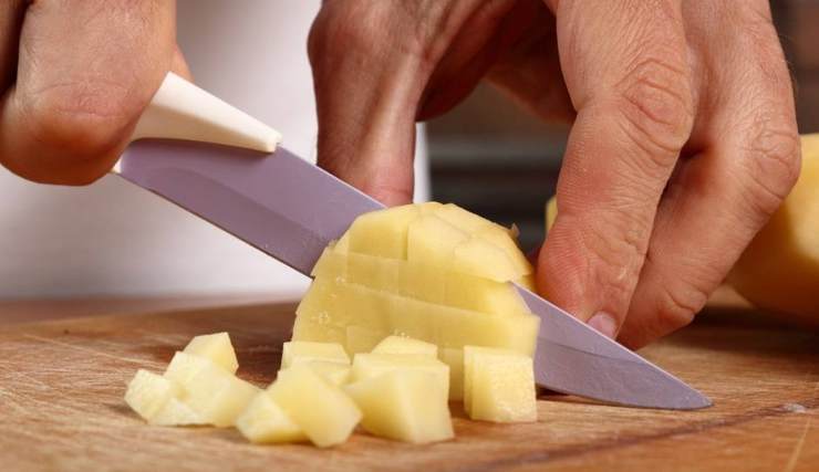 Iniziate pelando le patate e tagliandole a tocchetti, quindi mettetele in una pentola e ricopritele con acqua calda: accendete a fuoco vivace e portate a bollore.Fate cuocere per circa 10 minuti in modo che siano ben morbide: spegnete e fate raffreddare. Intanto dividete i tuorli dagli albumi e sbattete questi ultimi con un pizzico di sale, poi mettete una bella quantità di pangrattato in un recipiente.