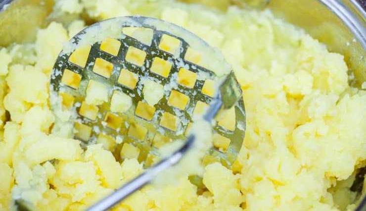 Una volta pronte le patate, schiacciatele in un recipiente capiente ed aggiungete i tuorli messi da parte, il burro, sale, pepe, il parmigiano reggiano ed il pecorino grattugiati e lavorate fino ad ottenere un impasto omogeneo. Formate le vostre crocchette e passatele prima negli albumi sbattuti, poi sgocciolatele e ricopritele con il pangrattato in modo che aderisca bene su tutta la superficie.