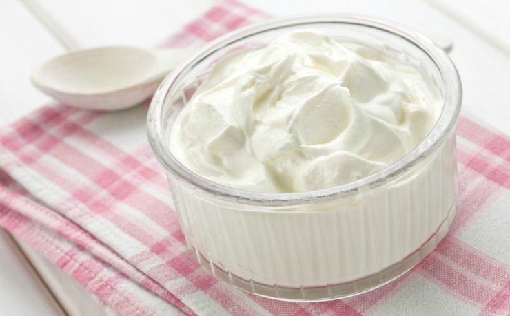 Estraeteli e fateli intiepidire, poi toglieteli dallo stampo e fate completare il raffreddamento su una gratella. Intanto preparate il frosting: lavorate la philadelphia con le fruste fino a renderla cremosa, quindi senza smettere di mescolare aggiungete il burro un pezzetto alla volta. Proseguite incorporando l’estratto di vaniglia prima e poi lo zucchero a velo, infine il colorante alimentare fino ad ottenere una crema liscia e dal colore vivace. Estraeteli e fateli intiepidire, poi toglieteli dallo stampo e fate completare il raffreddamento su una gratella. Intanto preparate il frosting: lavorate la philadelphia con le fruste fino a renderla cremosa, quindi senza smettere di mescolare aggiungete il burro un pezzetto alla volta. Proseguite incorporando l’estratto di vaniglia prima e poi lo zucchero a velo, infine il colorante alimentare fino ad ottenere una crema liscia e dal colore vivace.