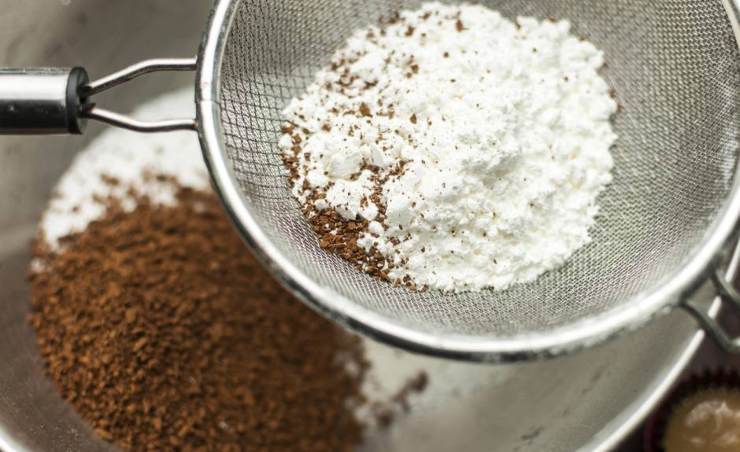 Una volta ottenuto un impasto liscio e senza grumi, aggiungete anche le gocce di cioccolato fondente, ma questa volta usando una spatola e compiendo movimenti dal basso verso l’alto. Inserite i pirottini in uno stampo per muffin e riempiteli con l’impasto per 3/4 della capienza. Trasferiteli in forno già caldo e cuoceteli a 180 gradi in modalità ventilata per circa 20/25 minuti o fino a quando uno stecchino inserito al centro uscirà asciutto. Una volta ottenuto un impasto liscio e senza grumi, aggiungete anche le gocce di cioccolato fondente, ma questa volta usando una spatola e compiendo movimenti dal basso verso l’alto. Inserite i pirottini in uno stampo per muffin e riempiteli con l’impasto per 3/4 della capienza. Trasferiteli in forno già caldo e cuoceteli a 180 gradi in modalità ventilata per circa 20/25 minuti o fino a quando uno stecchino inserito al centro uscirà asciutto.