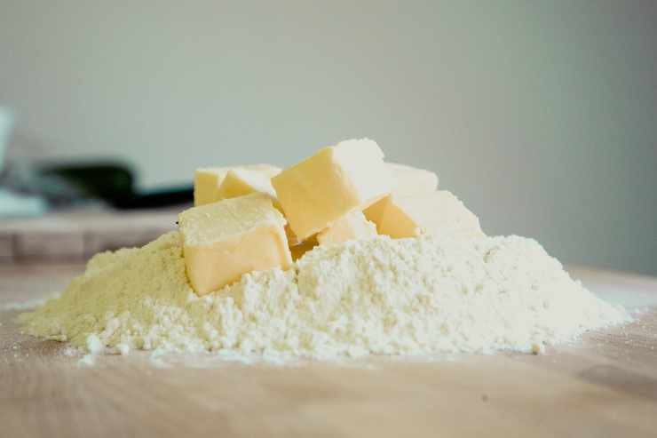 Iniziate mescolando insieme la farina e lo zucchero, quindi iniziate ad aggiungere il burro freddo a pezzetti e lavorate velocemente fino ad ottenere un impasto sabbioso. Fatto ciò unite le uova e la vaniglia, proseguendo fino ad ottenere un panetto morbido e liscio. Trasferitelo in frigorifero avvolto nella pellicola alimentare, quindi fatelo riposare per un’ora. Iniziate mescolando insieme la farina e lo zucchero, quindi iniziate ad aggiungere il burro freddo a pezzetti e lavorate velocemente fino ad ottenere un impasto sabbioso. Fatto ciò unite le uova e la vaniglia, proseguendo fino ad ottenere un panetto morbido e liscio. Trasferitelo in frigorifero avvolto nella pellicola alimentare, quindi fatelo riposare per un’ora.