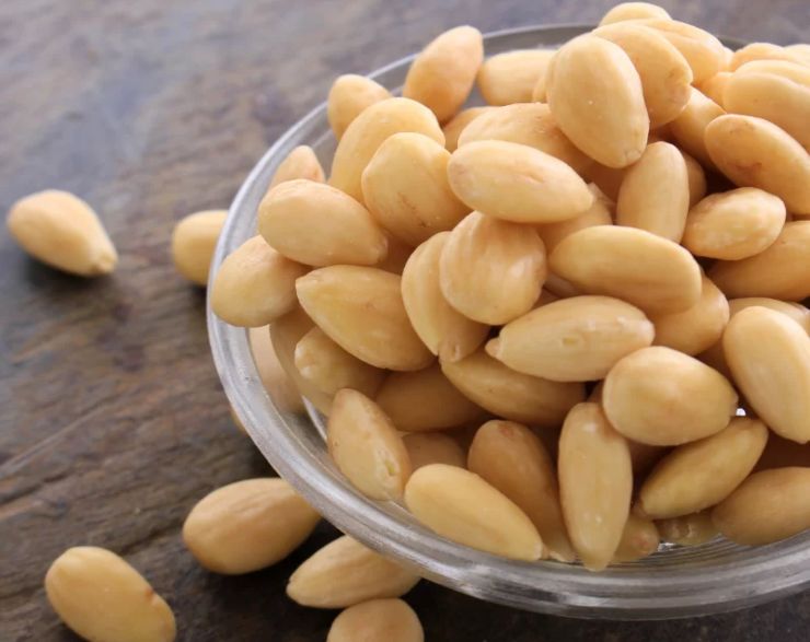 Spennellate le estremità con poca marmellata di fragole e posizionate la mandorla che sarà l’unghia. Trasferite le dita su una leccarda foderata di carta da forno e cuocete a 180 gradi per circa un quarto d’ora o fino a quando risulteranno dorate. Estraetele dal forno e fatele raffreddare completamente: servitele e spaventate tutti con golosità! Spennellate le estremità con poca marmellata di fragole e posizionate la mandorla che sarà l’unghia. Trasferite le dita su una leccarda foderata di carta da forno e cuocete a 180 gradi per circa un quarto d’ora o fino a quando risulteranno dorate. Estraetele dal forno e fatele raffreddare completamente: servitele e spaventate tutti con golosità!