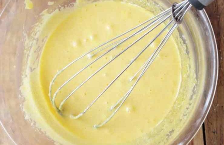 Iniziate mettendo l’uvetta in ammollo in poco latte freddo per reidratarla. Proseguite montando le uova nella ciotola e lo zucchero di canna con le fruste elettriche fino ad ottenere un composto chiaro e spumoso. Versate il latte a filo continuando a mescolare, poi aggiungete mezzo cucchiaino di cannella.Setacciate la farina insieme ad un cucchiaino raso di lievito e la cannella ed incorporateli poco alla volta nel composto, mescolando delicatamente fino ad ottenere una pastella liscia e senza grumi. Iniziate mettendo l’uvetta in ammollo in poco latte freddo per reidratarla. Proseguite montando le uova nella ciotola e lo zucchero di canna con le fruste elettriche fino ad ottenere un composto chiaro e spumoso. Versate il latte a filo continuando a mescolare, poi aggiungete mezzo cucchiaino di cannella.Setacciate la farina insieme ad un cucchiaino raso di lievito e la cannella ed incorporateli poco alla volta nel composto, mescolando delicatamente fino ad ottenere una pastella liscia e senza grumi.