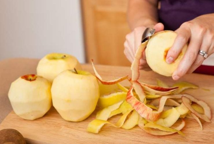 A questo punto preparate le mele: sbucciatele, eliminate il torsolo e tagliatele a tocchetti regolari. Unitele alla pastella insieme all’uvetta ben sgocciolata e mescolate con cura con una spatola in modo che siano distribuite uniformemente.Imburrate leggermente una padella antiaderente e scaldatela a fuoco medio basso: la padella deve essere calda, ma non rovente per evitare che l’esterno si bruci. A questo punto preparate le mele: sbucciatele, eliminate il torsolo e tagliatele a tocchetti regolari. Unitele alla pastella insieme all’uvetta ben sgocciolata e mescolate con cura con una spatola in modo che siano distribuite uniformemente.Imburrate leggermente una padella antiaderente e scaldatela a fuoco medio basso: la padella deve essere calda, ma non rovente per evitare che l’esterno si bruci.