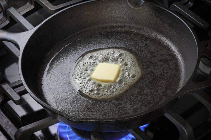 Versate la pastella nella padella distribuendola in modo uniforme e se necessario livellate con una spatola. Coprite con il coperchio e cuocete a fuoco basso per circa 10 minuti, controllando che i bordi risultino solidi e la superficie quasi rappresa.Fatto ciò appoggiate un piatto piano sul bordo della padella, capovolgetela sul piatto in modo da trasferire la frittata, poi fatela scivolare nuovamente nella padella con la parte non cotta a contatto con la base. Versate la pastella nella padella distribuendola in modo uniforme e se necessario livellate con una spatola. Coprite con il coperchio e cuocete a fuoco basso per circa 10 minuti, controllando che i bordi risultino solidi e la superficie quasi rappresa.Fatto ciò appoggiate un piatto piano sul bordo della padella, capovolgetela sul piatto in modo da trasferire la frittata, poi fatela scivolare nuovamente nella padella con la parte non cotta a contatto con la base.