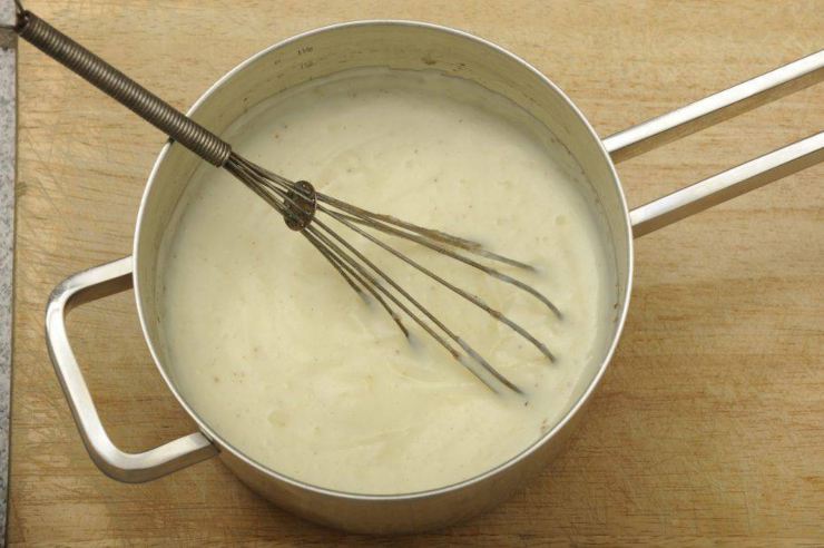 Ora unite la carne della salsiccia ben sgranata e rosolatela insieme agli altri ingredienti. Sfumate con il vino bianco, lasciate lentamente evaporare la parte alcolica, quindi versate la passata di pomodoro e proseguite la cottura per 10 minuti, sempre con il coperchio leggermente aperto.Mettete sul fuoco una pentola con abbondante acqua salata per gli gnocchi e portate a bollore. Allo stesso tempo preparate la besciamella seguendo la nostra ricetta (se non l’avete già pronta). Ora unite la carne della salsiccia ben sgranata e rosolatela insieme agli altri ingredienti. Sfumate con il vino bianco, lasciate lentamente evaporare la parte alcolica, quindi versate la passata di pomodoro e proseguite la cottura per 10 minuti, sempre con il coperchio leggermente aperto.Mettete sul fuoco una pentola con abbondante acqua salata per gli gnocchi e portate a bollore. Allo stesso tempo preparate la besciamella seguendo la nostra ricetta (se non l’avete già pronta).