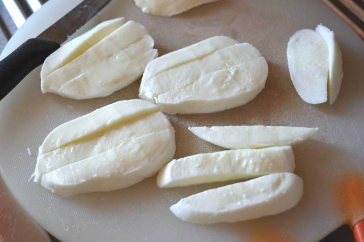 Terminata la cottura del sugo che dovrà restare un po’ lento, spegnete e cuocete gli gnocchi: appena saliranno a galla prelevateli con una schiumarola e versateli nella casseruola con il condimento.Aggiungete anche la besciamella, mescolate con delicatezza per evitare che si sfaldino e versateli in una teglia da forno, alternando con la mozzarella a pezzetti. Cospargete con il parmigiano reggiano grattugiato e cuocete a 200 gradi per circa 35/40 minuti o fino a che apparirà gratinata e dorata in superficie. Spegnete e servite subito! Terminata la cottura del sugo che dovrà restare un po’ lento, spegnete e cuocete gli gnocchi: appena saliranno a galla prelevateli con una schiumarola e versateli nella casseruola con il condimento.Aggiungete anche la besciamella, mescolate con delicatezza per evitare che si sfaldino e versateli in una teglia da forno, alternando con la mozzarella a pezzetti. Cospargete con il parmigiano reggiano grattugiato e cuocete a 200 gradi per circa 35/40 minuti o fino a che apparirà gratinata e dorata in superficie. Spegnete e servite subito!