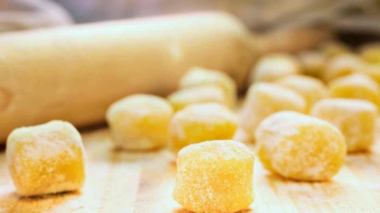 Iniziate preparando gli gnocchi: lessate le patate fino a che saranno morbide, schiacciatele ancora tiepide e fatele raffreddare in un recipiente. Aggiungete sale e pepe, la farina e lavorate facendola assorbire gradualmente.Una volta ottenuto un panetto morbido e lavorabile, create dei filoncini e tagliate dei pezzetti di circa un centimetro. Se volete rigateli con i rebbi di una forchetta oppure lasciateli così e metteteli da parte su una tovaglia di cotone cosparsa di farina di semola. Iniziate preparando gli gnocchi: lessate le patate fino a che saranno morbide, schiacciatele ancora tiepide e fatele raffreddare in un recipiente. Aggiungete sale e pepe, la farina e lavorate facendola assorbire gradualmente.Una volta ottenuto un panetto morbido e lavorabile, create dei filoncini e tagliate dei pezzetti di circa un centimetro. Se volete rigateli con i rebbi di una forchetta oppure lasciateli così e metteteli da parte su una tovaglia di cotone cosparsa di farina di semola.