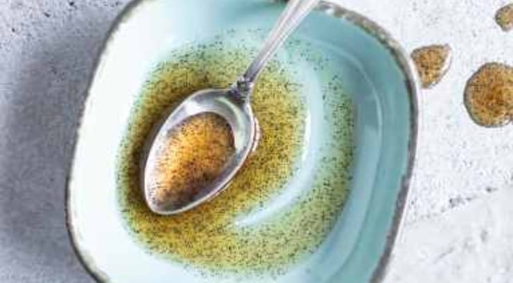 Aggiungete l’estratto di vaniglia, lo zucchero semolato e quello di canna: mescolate bene con un cucchiaio di legno e fate cuocere a fiamma medio bassa per circa mezz’ora o poco più, amalgamando spesso per evitare che la marmellata si attacchi. Quando la consistenza sarà densa e lucida, togliete dal fuoco e versate subito la marmellata calda nei barattoli sterilizzati, chiudete bene e capovolgeteli per due ore per creare il sottovuoto. Una volta freddi, conservateli in un luogo fresco ed asciutto.