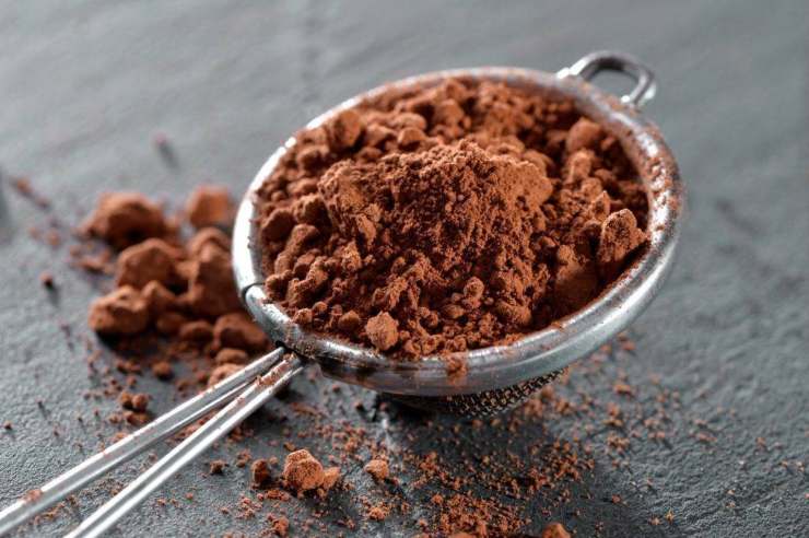 Incorporate lo zucchero, la farina, il cacao, la cannella ed un pizzico di noce moscata grattugiata. Scolate e strizzate bene l’uvetta, poi unitela insieme al vin santo, al lievito ed agli albumi leggermente montati nella ciotola.Amalgamate con le mani fino ad ottenere una massa omogenea e corposa, poi trasferitela su una spianatoia leggermente infarinata, compattate e formate un panetto. Tagliate a fette di circa 100 grammi ciascuna e modellatele in dolcetti ovali, spessi circa un centimetro e lunghi 12 centimetri. Incorporate lo zucchero, la farina, il cacao, la cannella ed un pizzico di noce moscata grattugiata. Scolate e strizzate bene l’uvetta, poi unitela insieme al vin santo, al lievito ed agli albumi leggermente montati nella ciotola.Amalgamate con le mani fino ad ottenere una massa omogenea e corposa, poi trasferitela su una spianatoia leggermente infarinata, compattate e formate un panetto. Tagliate a fette di circa 100 grammi ciascuna e modellatele in dolcetti ovali, spessi circa un centimetro e lunghi 12 centimetri.