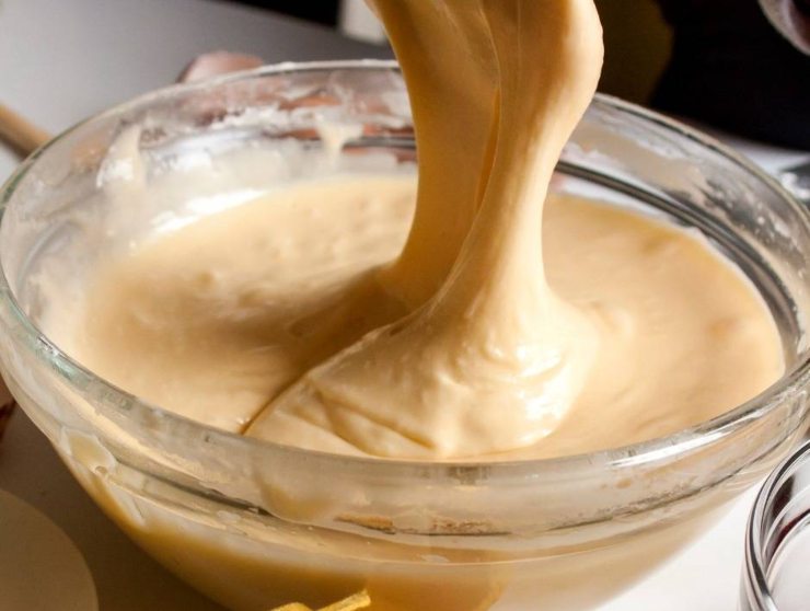L’impasto dovrà risultare morbido, fluido e corposo, non eccessivamente liquido. E’ giunto il momento di cuocere i pancake: scaldate una padella antiaderente su fuoco basso, passate un leggero strato di burro senza esagerare. Versate un mestolo di impasto in padella e cuocete per 30/40 secondi, fino a quando compaiono delle bollicine sulla superficie.